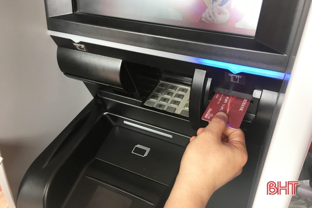 [TIỆN ÍCH MỚI] Ngân hàng đầu tiên ở Hà Tĩnh nhận tiền gửi ngay tại cột ATM