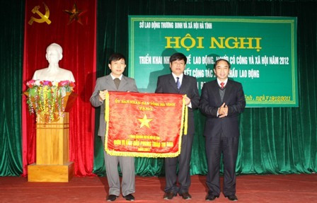 và trao cờ đơn vị dẫn đầu phong trào thi đua cho Trung tâm Bảo trợ xã hội và trao cờ đơn vị dẫn đầu phong trào thi đua cho Trung tâm Bảo trợ xã hội