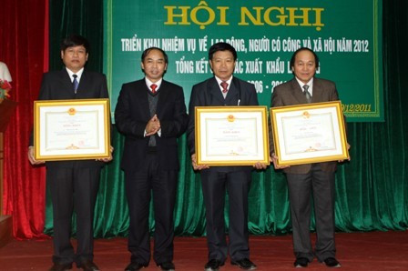 Thừa ủy quyền Thủ tướng, Phó Chủ tịch Nguyễn Thiện trao bằng khen Thủ tướng Chính phủ cho các cá nhân có thành tích xuất sắc trong công tác LĐTBXH Thừa ủy quyền Thủ tướng, Phó Chủ tịch Nguyễn Thiện trao bằng khen Thủ tướng Chính phủ cho các cá nhân có thành tích xuất sắc trong công tác LĐTBXH