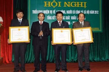 Thừa ủy quyền Thủ tướng, Phó Chủ tịch Nguyễn Thiện trao bằng khen Thủ tướng Chính phủ cho các cá nhân có thành tích xuất sắc trong công tác LĐTBXH Thừa ủy quyền Thủ tướng, Phó Chủ tịch Nguyễn Thiện trao bằng khen Thủ tướng Chính phủ cho các cá nhân có thành tích xuất sắc trong công tác LĐTBXH