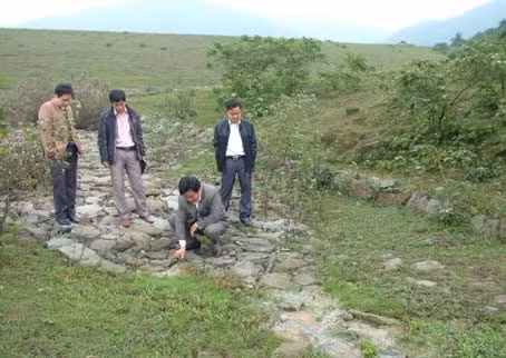 Gần vị trí cống lấy nước, tại cao trình +13,0m, nước chảy mạnh đã làm lún, sụt đống đá tiêu nước