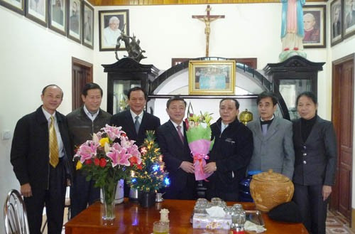 Chủ tịch UBND tỉnh Võ Kim Cự tặng hoa chúc mừng linh mục Nguyễn Xuân Hóa