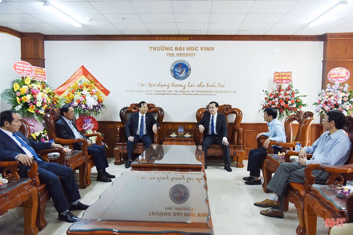 Bí thư Tỉnh ủy chúc mừng ngành GD&ĐT Hà Tĩnh, Trường Đại học Vinh và các Nhà giáo Nhân dân