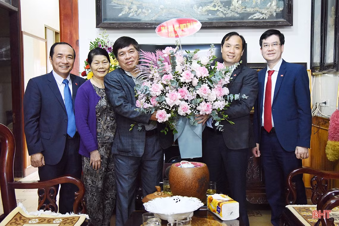 Bí thư Tỉnh ủy chúc mừng ngành GD&ĐT Hà Tĩnh, Trường Đại học Vinh và các Nhà giáo Nhân dân