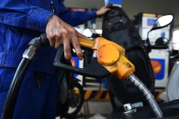 Giá xăng RON 95 tăng 30 đồng/lít