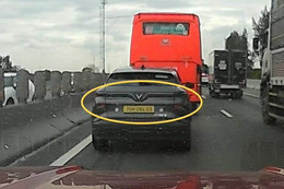 Những lưu ý khi bám đuôi xe điện