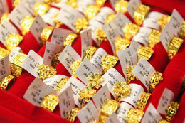 Giá vàng hôm nay 17/5: Vàng nhẫn tăng vọt, vàng thế giới vượt 3.200 USD/ounce