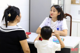 Khi điện thoại, tivi là "cứu cánh" của phụ huynh trong dỗ dành con cái!