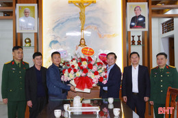 Lãnh đạo Bộ CHQS tỉnh Hà Tĩnh chúc mừng các giáo xứ nhân dịp Giáng sinh