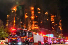 Biển lửa nuốt chửng cụm chung cư Hong Kong