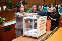 Quốc hội tưởng niệm người tử vong do thiên tai và ủng hộ đồng bào vùng lũ