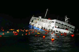 Khoảnh khắc kinh hoàng trong vụ chìm phà chở hơn 300 người ở Philippines