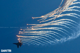 Rực rỡ và kiêu hùng màn biểu diễn bắn đạn nhiễu của SU-30MK2
