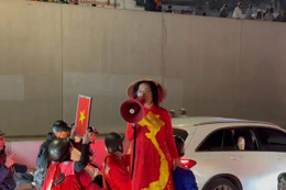 Triệu tập người phụ nữ 50 tuổi cầm loa hô hào đua xe sau trận thắng của U23 Việt Nam