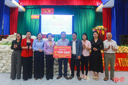 Hội Nữ doanh nhân tỉnh Ninh Bình tặng quà cho người dân vùng lũ Cẩm Duệ