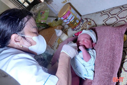 Bé trai sơ sinh bị bỏ rơi gần hội quán ở Hương Khê