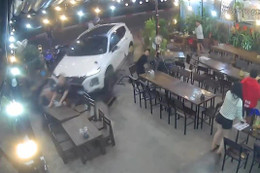 Lái ôtô tông vào quán, một người tử vong