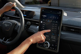 Dùng màn hình cảm ứng khi đang lái xe - mất thời gian, giảm an toàn