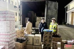 Phát hiện xe tải chở mỹ phẩm không rõ nguồn gốc trên quốc lộ 8A