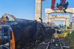 Cần cẩu rơi trúng tàu hỏa Thái Lan, ít nhất 22 người chết