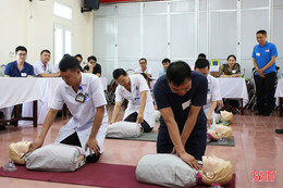 Chuyên gia AHA đào tạo hồi sinh tim phổi cơ bản cho nhân viên y tế