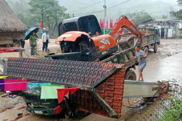 Xe ben kéo sập cổng chào, 2 người tử vong