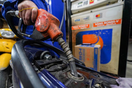 Giá xăng, dầu cùng tăng