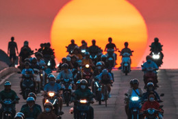 Đợi 2 năm 'săn' khoảnh khắc Mặt Trời xuyên dòng xe qua cầu Sài Gòn