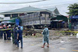 Xe tải mất lái đâm vào chợ chuối, ít nhất 3 người tử vong