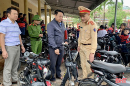 CSGT kiểm tra đồng loạt bãi giữ xe trường học trên địa bàn Hà Tĩnh