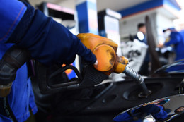 Giá xăng lên sát 20.000 đồng một lít