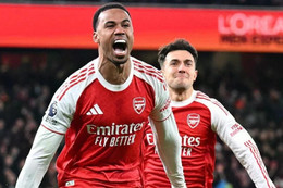 Arsenal nhấn chìm Aston Villa