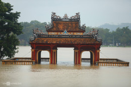 Lũ bủa vây đô thị Huế