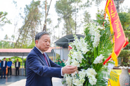Tổng Bí thư Tô Lâm dâng hương tại các địa chỉ đỏ ở Hà Tĩnh