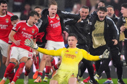 Mourinho đạo diễn cú sốc: Thủ môn Benfica ghi bàn, Real Madrid gục ngã