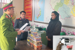 Hà Tĩnh: Khởi tố 2 đối tượng tàng trữ pháo, thu giữ cả súng nhựa và đạn