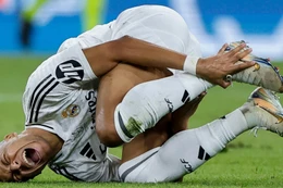 Real nhầm chân khi kiểm tra chấn thương Mbappe