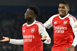 Arsenal hơn Man City 7 điểm