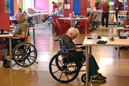 Chăm sóc cha mẹ già trở thành gánh nặng với nhiều người Mỹ