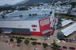 Hàng loạt ôtô bị lũ nhấn chìm ở Nha Trang