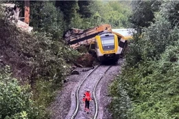 Tàu hỏa chở 100 người trật bánh, nhiều thương vong