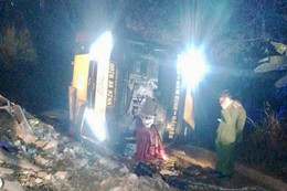 Xe khách lật ngang, 4 người chết