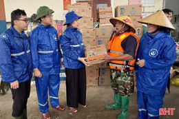 Tuổi trẻ Hà Tĩnh kịp thời hỗ trợ bà con vùng lũ