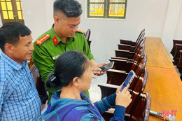 Công an Hà Tĩnh tích cực hướng dẫn người dân góp ý sửa đổi Hiến pháp