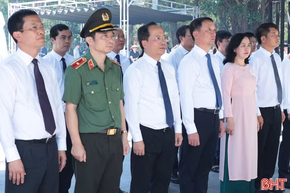 Bí thư Tỉnh ủy và Chủ tịch UBND tỉnh dâng hương tại các nghĩa trang Trường Sơn, Đường 9