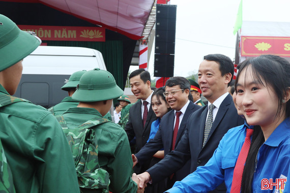 Chủ tịch UBND tỉnh tặng hoa chúc mừng, động viên tân binh lên đường tòng quân