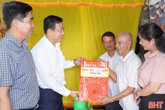 Lãnh đạo tỉnh thăm hỏi, tặng quà người có công với cách mạng