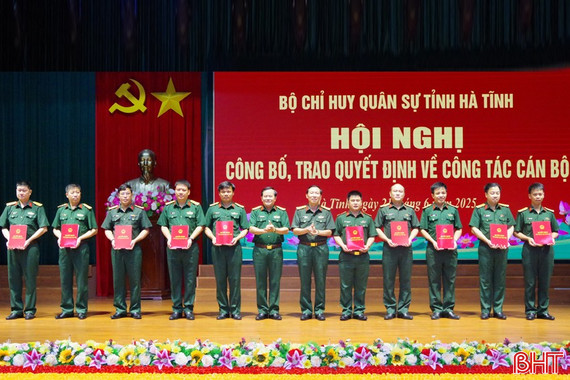 Công bố quyết định giải thể BCH quân sự cấp huyện, trao quyết định bổ nhiệm cán bộ