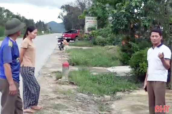 Mòn mỏi chờ mương thoát nước bên QL 12C