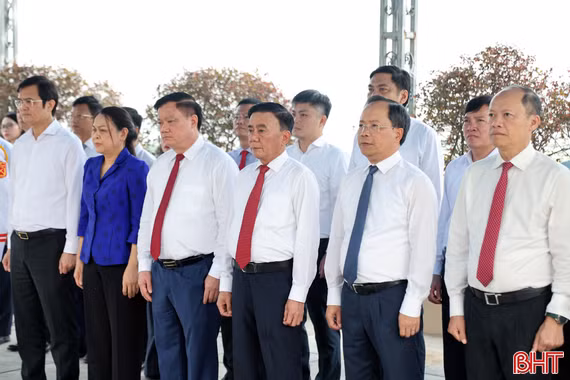 Thường trực Ban Bí thư Trần Cẩm Tú tri ân Tổng Bí thư Trần Phú, các anh hùng liệt sỹ, Mẹ Việt Nam anh hùng ở Hà Tĩnh